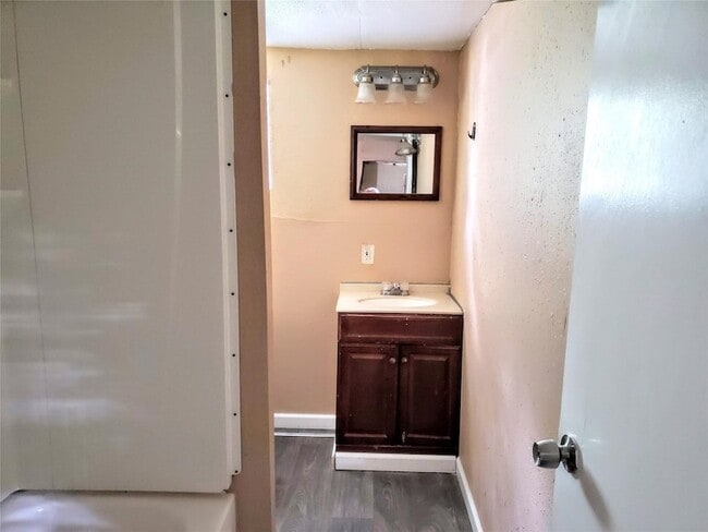 Photo - 886 Queenswood St