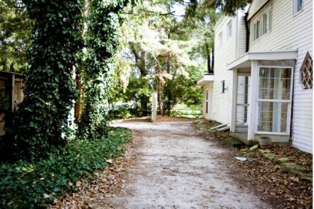 Front Drive - 615 W Kirby Ave