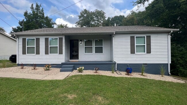 ¡Totalmente amueblado! Incluye cuidado del césped y servicios públicos. - 3520 Shady Side Dr