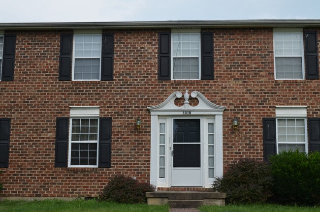 Building Photo - Unique Triplex Rental