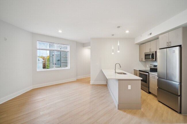 Building Photo - 646 N 32nd St