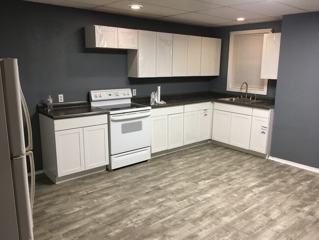 Building Photo - 319 W 10th St Unit 1 Rental