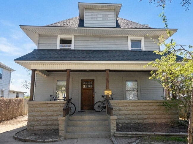 Building Photo - 4 Bedroom, 2 Bathroom Home With Views of Downtown & Fenced In Yard