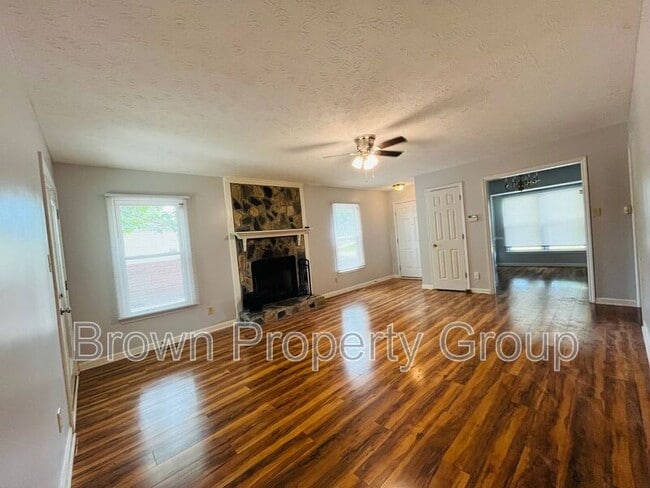 Photo - 121 Sprucepine Dr
