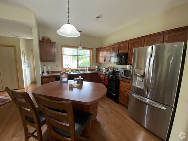 Building Photo - Roomy four-bed three-bath Townhome in Lino...