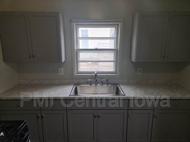 Photo - 290 E 17th St