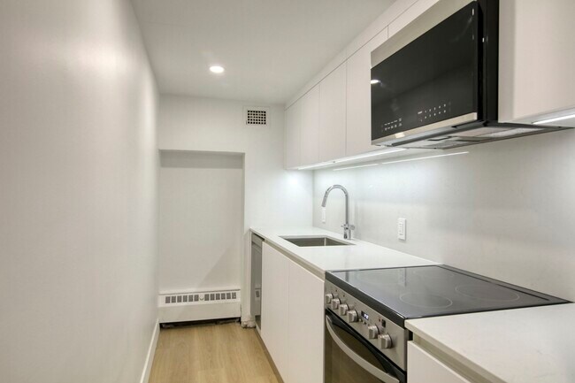 Building Photo - 3460 Rue Durocher Unit 801