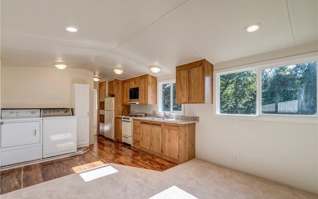 Kitchen - 387 Manley Rd Unit B