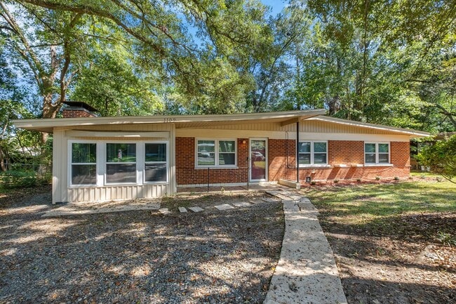Building Photo - In Town Location on This Mid Century Home