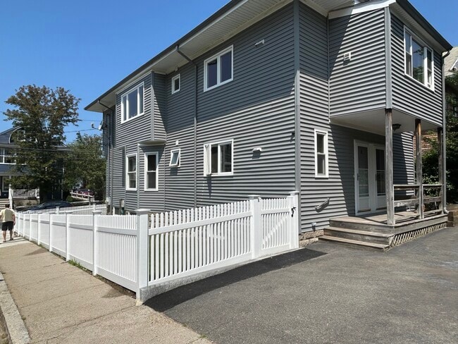 Building Photo - 118 W Adams St Unit 118