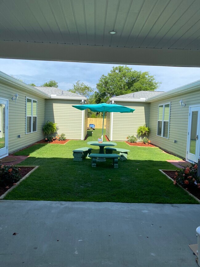 garden between. 3 units on each wing. - 2602 Willow Oak Ct Unit 1