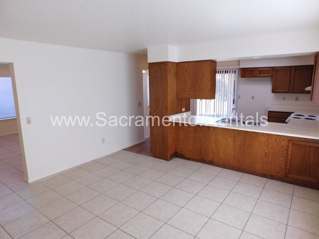 Photo - Spacious 4bd/2.5ba House with 2 Car Garage