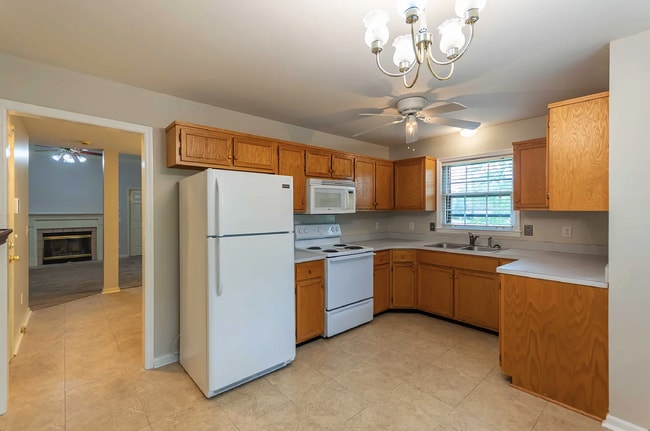 Photo - 3 bd/2bth w/fenced in yard, 15 min from do...