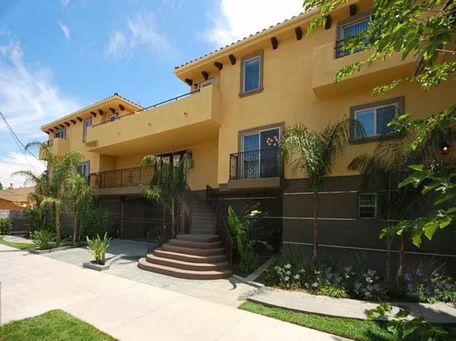 Building Photo - 7348 De Soto Ave Unit 104