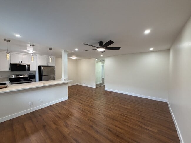 Photo - Updated 2 Bedroom 2 Bathroom Condo with Pool, Spa and Parking. Offering 6 month lease. Unidad 23