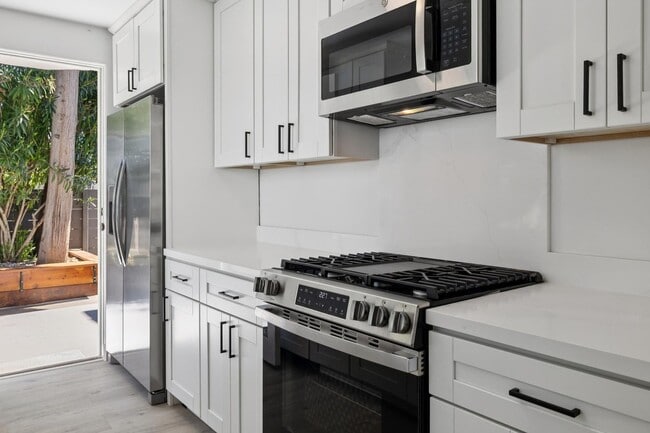 Photo - 560 Everett Ave Unit 560