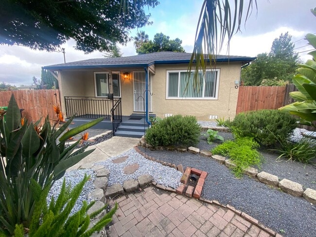 Building Photo - Beautiful & Spacious 3 Bedroom, 1 Bathroom Locust St Home in Cherryland – W Laundry Hook up, Back...
