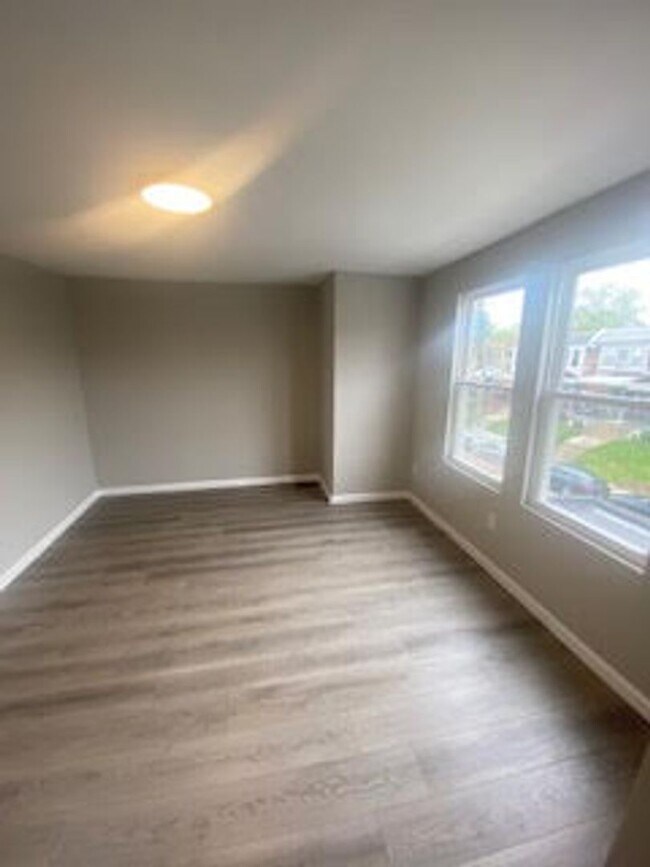 Photo - Large Home - Oak Lane