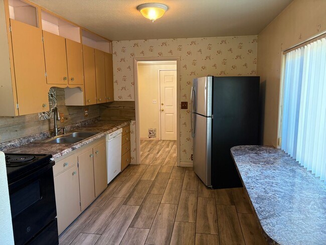 Photo - 762 Roe Rd