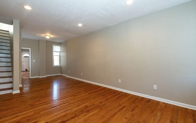 Building Photo - North York Gem | 3 Bed, 1.5 Bath with Hardwood Floors & Central Air!
