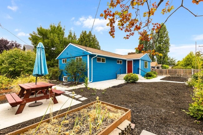 Building Photo - 7035 16th Ave SW Rental