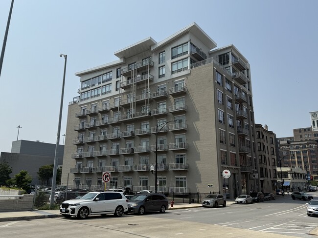 Building Photo - 770 W Gladys Ave Unit 301 Rental