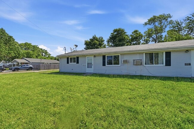 Building Photo - 3113-3115 Fulmer Road Unit 3113 left
