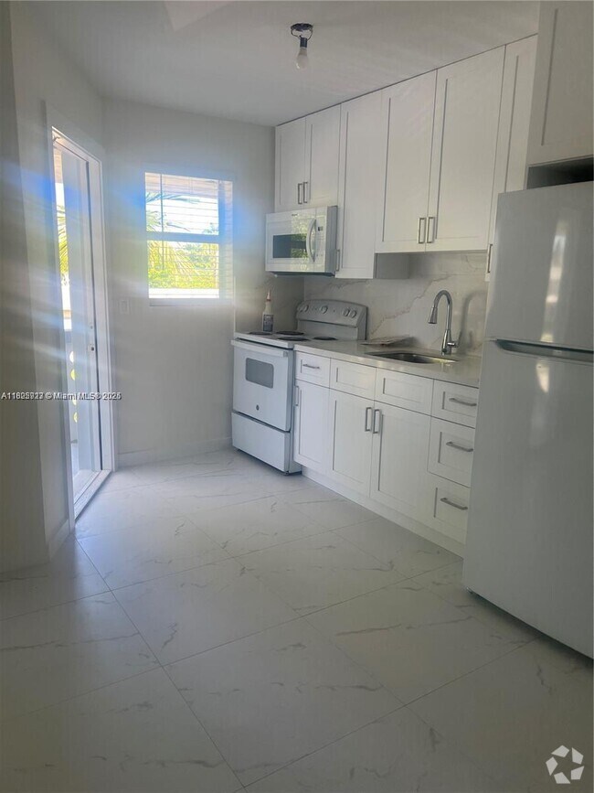 Building Photo - 722 NE 8th St Unit 6 Rental