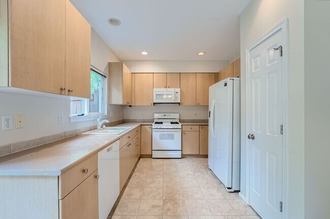 Photo - 3bed/2.5 End Townhome Unit with Attached Garage in Renton!
