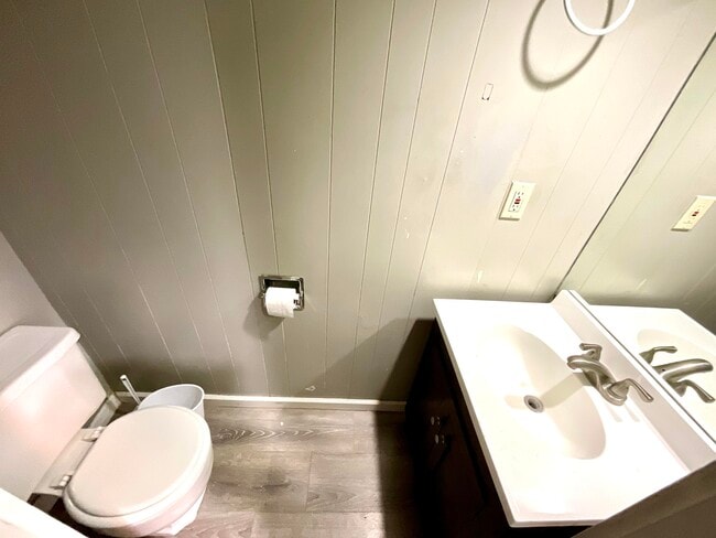 Photo - 2004 30th St