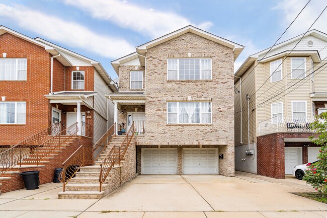 Building Photo - 13 Oak St Unit 2