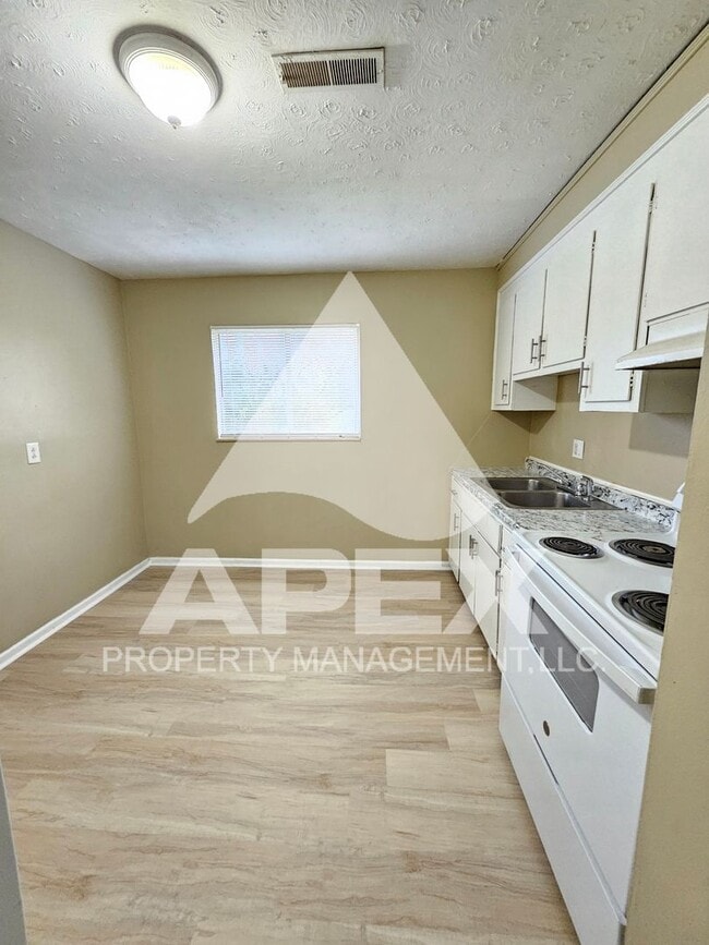 Photo - MOVE-IN SPECIAL, $1 RENT!! - Springdale Apartments - Spacious 2 Bd - 1Ba Apartment in North Knox! Unidad #15