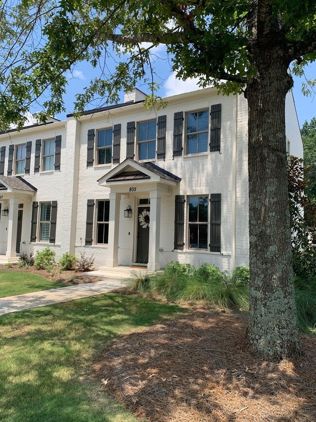 Building Photo - Like New Colonial Style Townhome close to Downtown Opelika