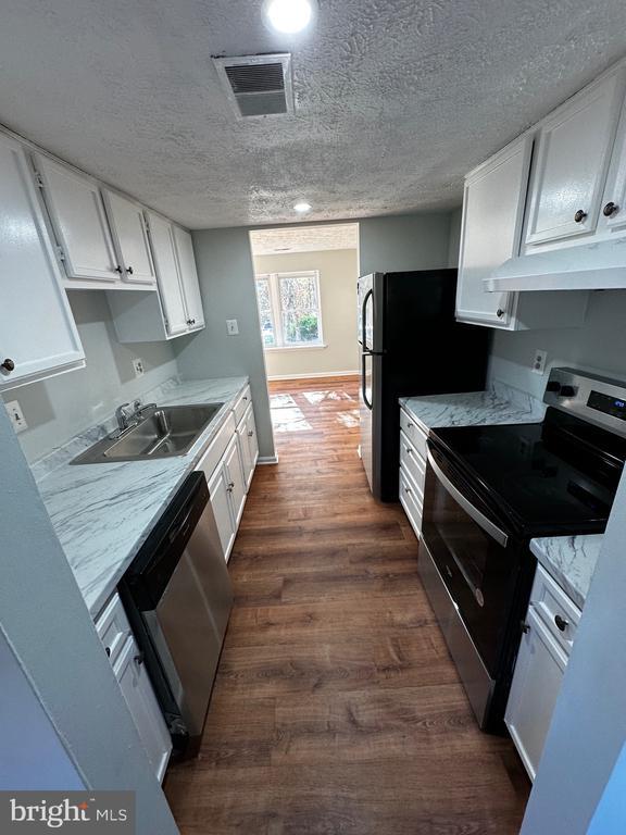 Photo - 8305 Pondside Terrace