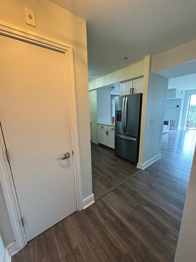 Entrada con armario empotrado - 800 4th St SW Unidad S409