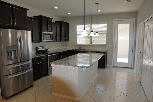 Photo - 5151 Caspian St