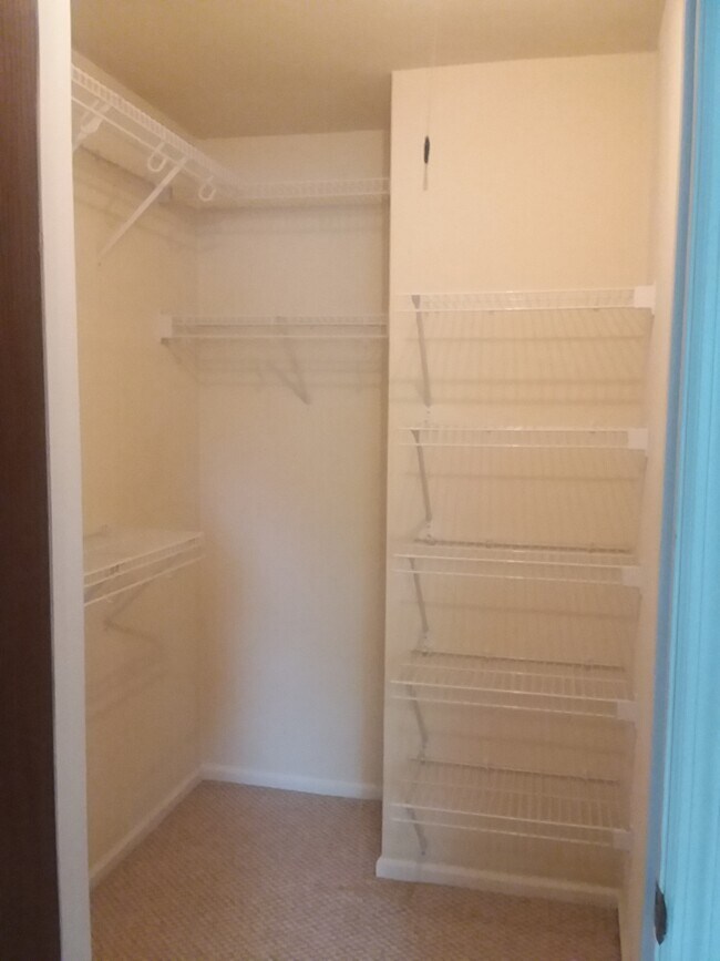 Walk-in closet in main bedroom - 9507 Centerbrook Ct Unidad 9507