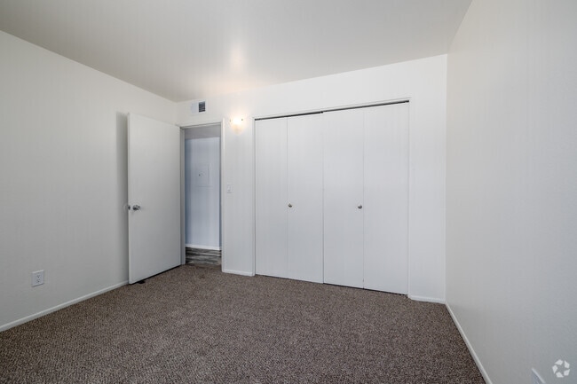 2BR, 2BA - 943SF - Bedroom