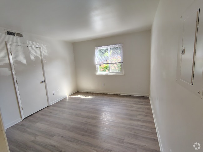 Building Photo - 600 Reusens Rd Rental