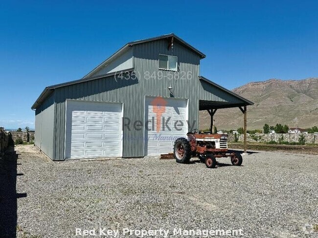 Building Photo - Adobe Rock Dr. Fully Furnished Rental