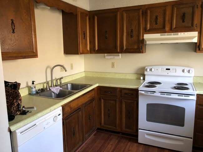 Photo - 3 Bedroom Townhome on Quite side of East C...