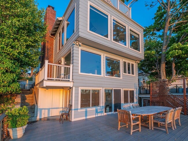 Building Photo - 24 Bay Ave