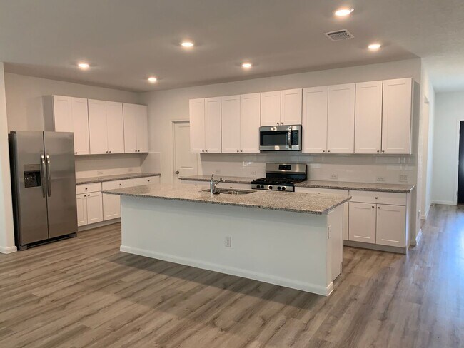 Photo - Large House in Heather Glen! 5 Bedrooms plus a Study & Game Room / Fridge Included / Gas Cooking ...