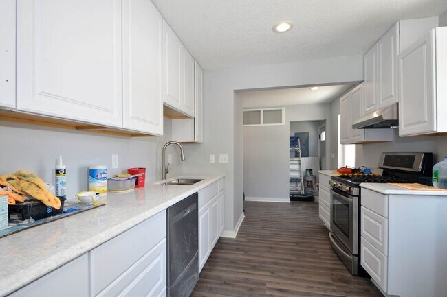 Photo - 681 Glencoe St NE