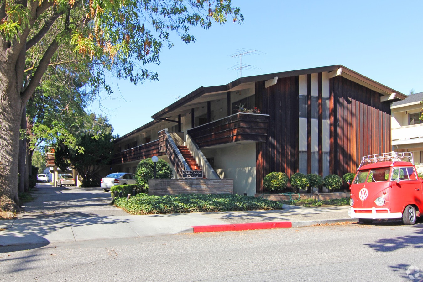 347-367 Everett Ave - 347-367 Everett Ave