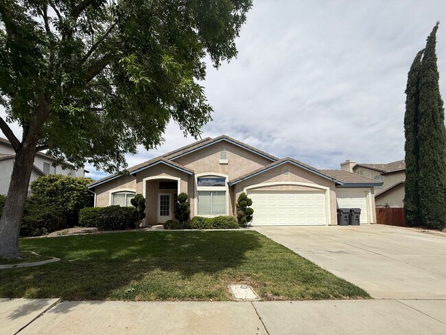 Building Photo - Quartz Hill 3 Bedroom 2 Bathroom