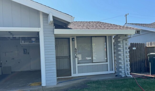 Updated 2 Bed / 1 Bath Duplex in Orangeval... - Updated 2 Bed / 1 Bath Duplex in Orangeval... Casa