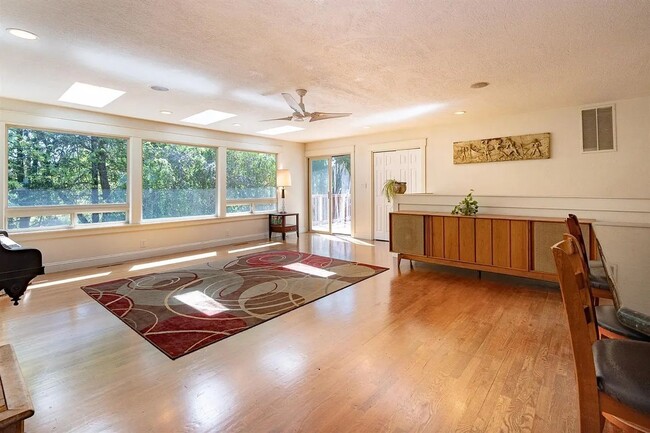 Photo - 700 Helman St