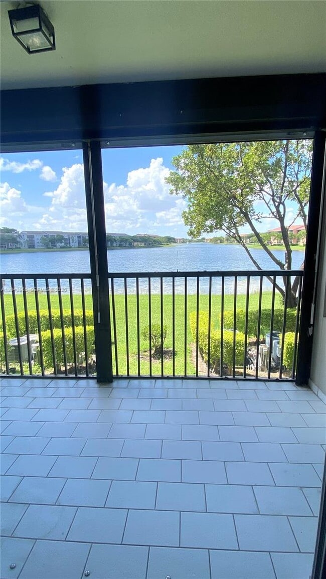 Building Photo - 13800 SW 5th Ct Unit 209M