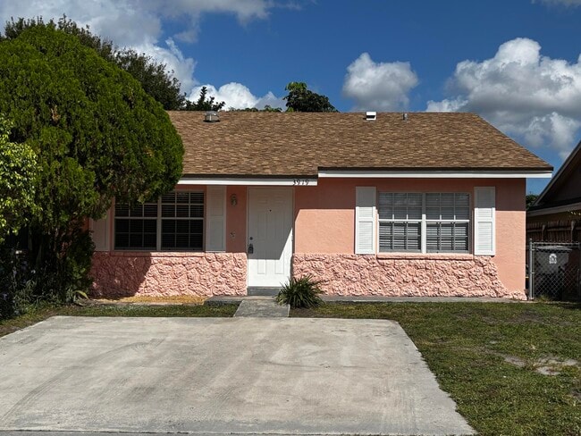 Building Photo - 3919 Wilshire St